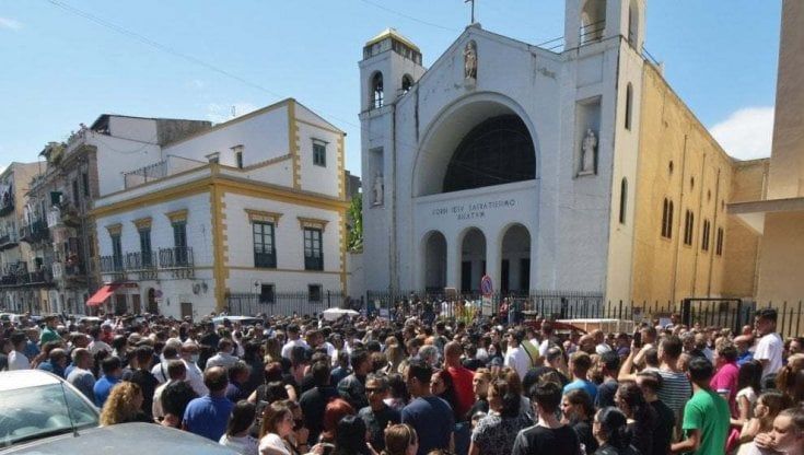 "Ridateci i fuochi o vi ammazziamo": tre poliziotti sequestrati durante il funerale, un arresto