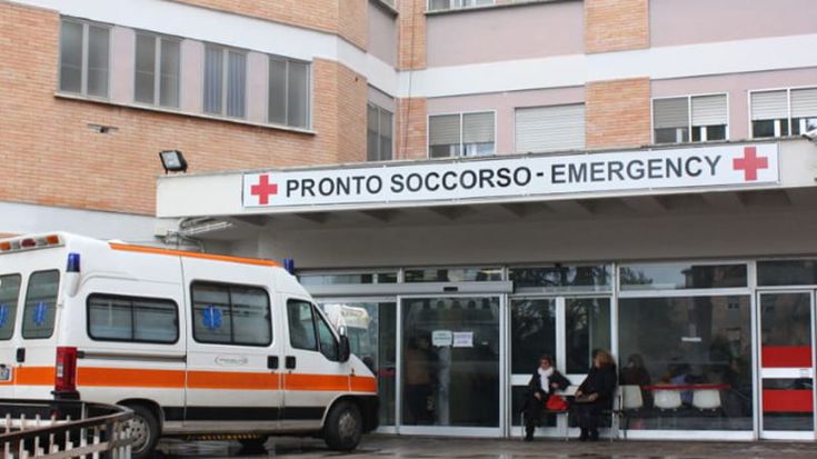 “Forte dolore all’addome”, ma i medici scoprono che ha un tubo di gel nel retto: rifiuta l’intervento chirurgico e scappa