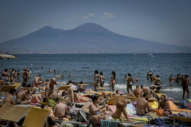 Napoli, assalto ai lidi e alberghi pieni