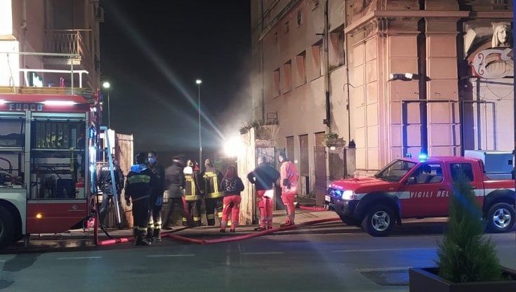 Genova, brucia l'ex cinema Nazionale di Molassana 