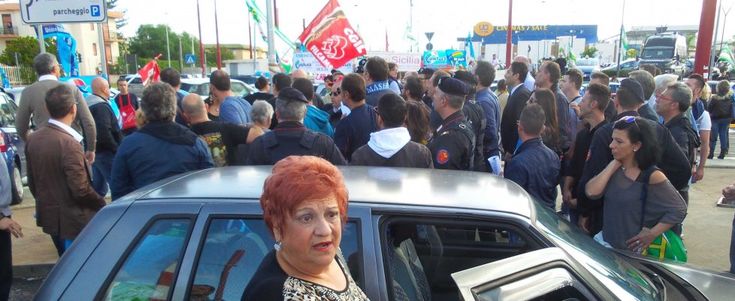 Sciopero dei commessi, sabato di disagi alle casse di negozi e centri commerciali