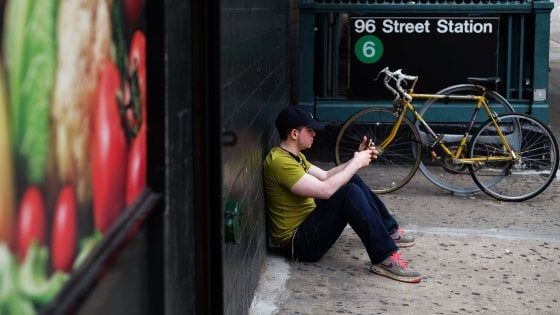 Lo smartphone meglio di un amico? La ricerca: per il 37% degli utenti è così