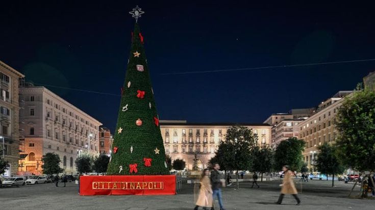 Napoli, luci di Natale al Vomero e in metà via Toledo. Acceso ieri sera in piazza Municipio l’albero