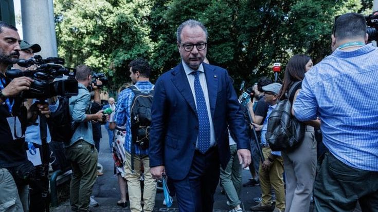 Meloni: “Nessun problema con alleati e Mediaset”. Confusione sui tempi della manovra, la premier: “In arrivo”, Salvini: “Chiusa”