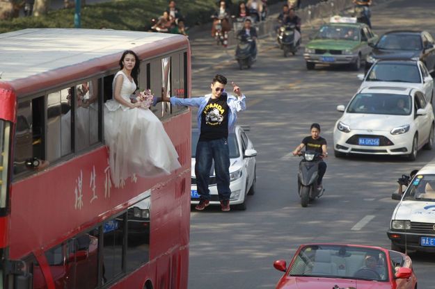 Cina, la magia del matrimonio: gli sposi appesi al bus 