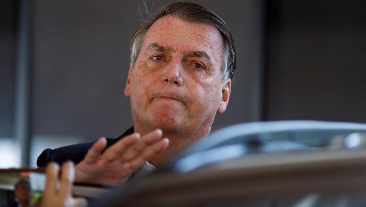 Brasile, blitz della polizia a casa di Bolsonaro: "Ha falsificato il certificato della vaccinazione anti-Covid per entrare negli Usa"
