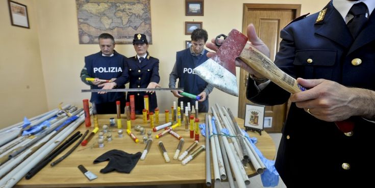 Allo stadio come in guerra, sequestrato<br />un arsenale ai tifosi del Marsiglia<br />&nbsp;