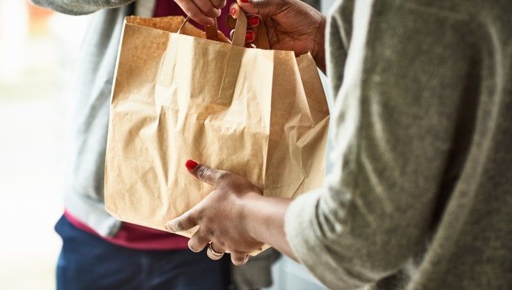 Con il passaggio all'ora legale, i clienti del food delivery hanno anticipato di 52 minuti il momento dell'ordine