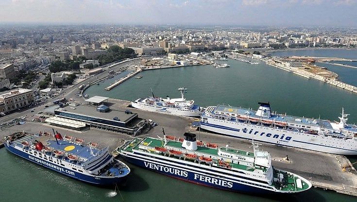 Bari, alla scoperta della centrale operativa della Capitaneria: visita al porto per la Giornata del mare