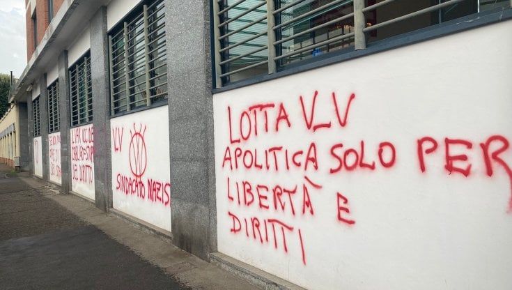 No Vax contro la Cgil, scritte sui muri della sede di via Pedrotti a Torino