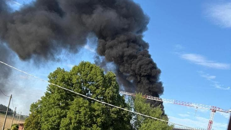 Sant’Agata Bolognese, incendio in un magazzino. Il sindaco: “Il materiale in fiamme non è tossico”