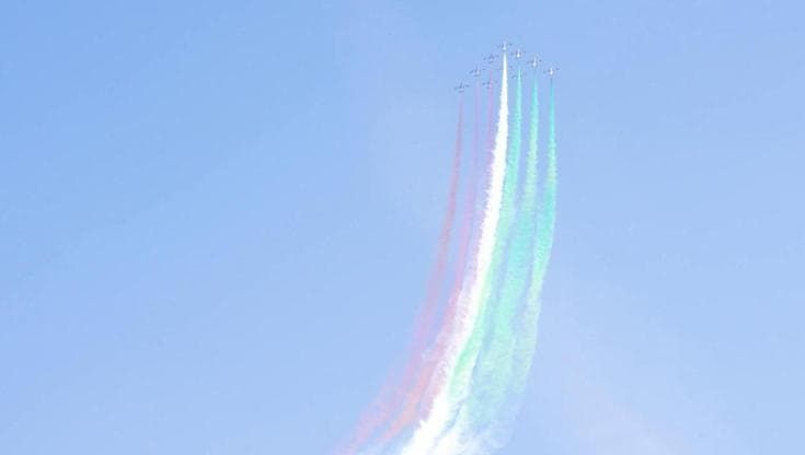 Danza delle Frecce tricolori: show di precisione in cielo con cronaca dal vivo ed entusiasmo a terra