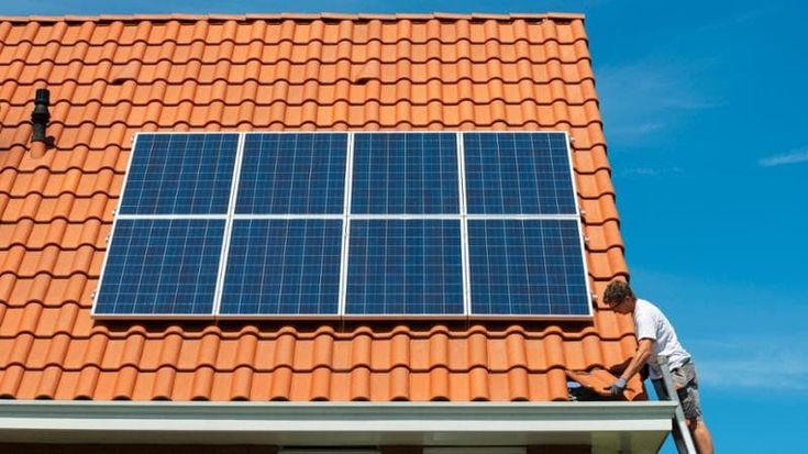 Fotovoltaico, 8 edifici su 10 ancora senza pannelli: il potenziale dei tetti italiani resta enorme