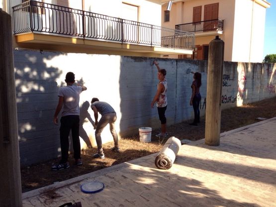 I writers di Sciacca "condannati" a ripulire le scritte d'amore