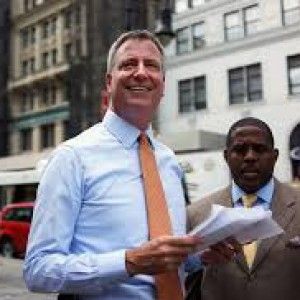 New York, momento storico per gli immigrati: in migliaia attendono in fila per il documento d'identit&agrave;