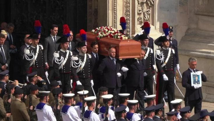 Funerali Berlusconi, all'uscita del feretro i tifosi milanisti intonano il coro "C'è solo un presidente"