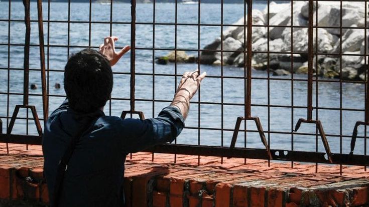 Bagnoli senza il carcere minorile che ha ispirato anche “Mare fuori”, la protesta: “Nisida è un simbolo, non toccatelo”