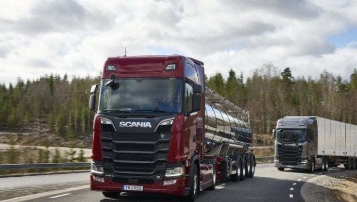 La crisi dei chip continua a mietere vittime: anche i camion Scania fermano la produzione