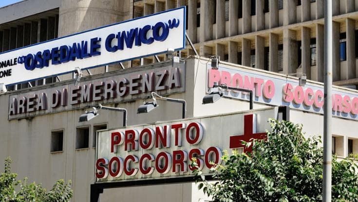 Morta in ospedale, i parenti lo scoprono 13 ore dopo. Il corpo “era in un sacco nero”