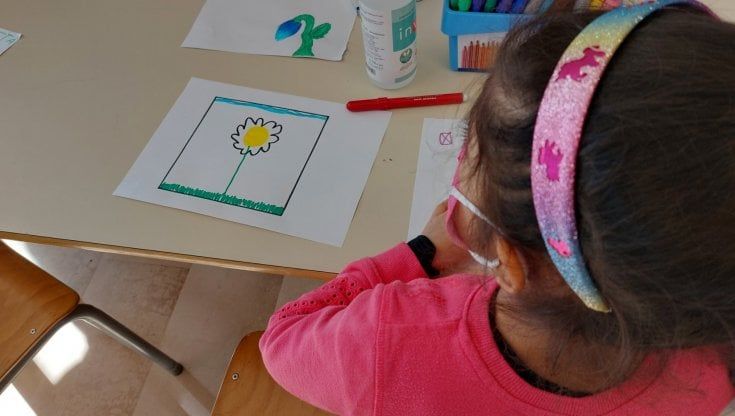 Aurora e il suo peluche nel camper per vaccinarsi mentre i No Vax urlano