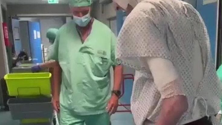Oltre Crans, Leo Bove e la passione per il calcio: in corsia gioca col medico e un palloncino
