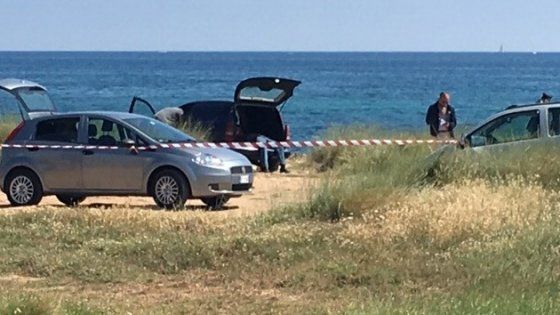 Savelletri, cadavere di un 69enne nel bagagliaio di un'auto: fascette attorno al collo