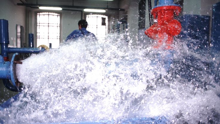 Acqua, costa 15 miliardi il sogno "pubblico" dei 5S