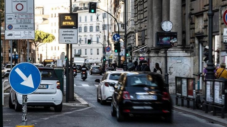 Ztl, nuovi varchi da Monti a via Arenula: “Vanno installati subito per arginare la movida”
