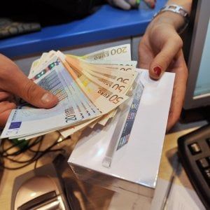 Intanto l'Italia resta ancorata ai contanti