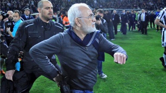Paok, il presidente con la pistola non la passa liscia: squalificato 3 anni