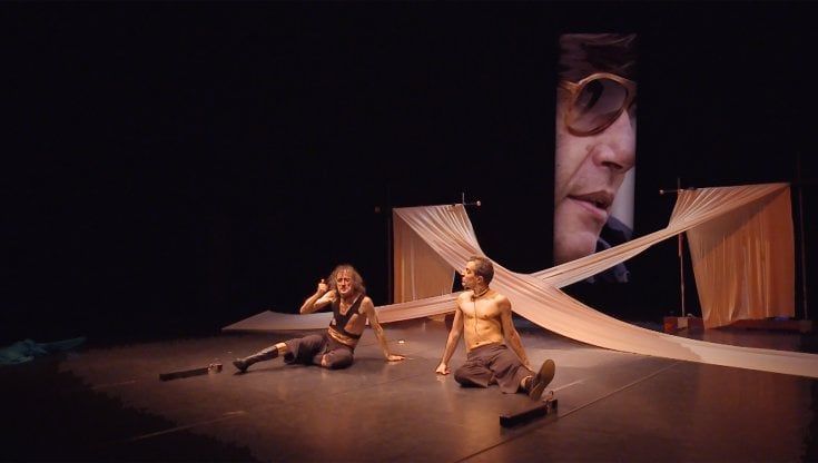 Fabrizio De André secondo Rezza/Mastrella, così un pensiero prende forma sul palco