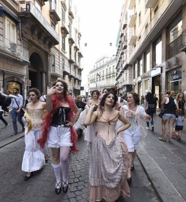 Attrici e modelle in costume contro la tratta delle donne nigeriane: il flash mob del San Carlo