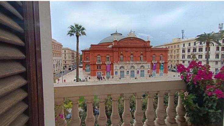 “Le mie stanze con vista Petruzzelli: creatività e arte fra antico e moderno”. Gemma Radicchio racconta la sua casa