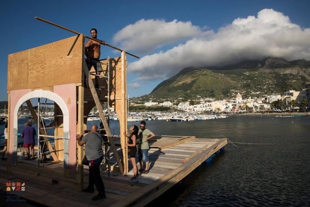 Ischia, il fascino della Festa di Sant’Anna: costruttori all’opera per le barche allegoriche