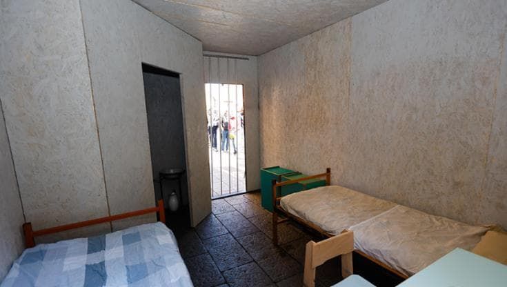 In piazza Maggiore le sbarre di una cella per mostrare le condizioni di vita dei detenuti