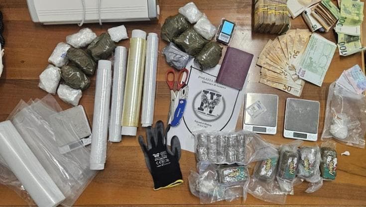Due chili di hashish e cocaina nascosti in cucina e nel sottosella della moto: due arresti a Pegli