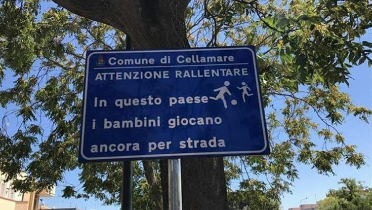 Cellamare, il cartello stradale che difende i giochi all'aperto dei bambini