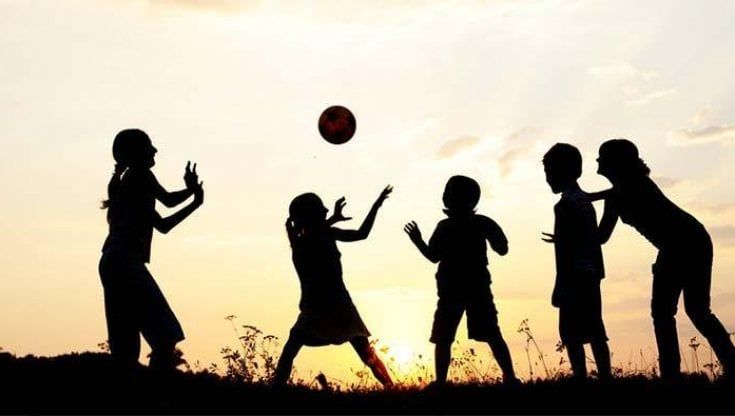 Bambini, la pratica sportiva prima e dopo la pandemia, tra offerte all’aperto e presenza di palestre scolastiche