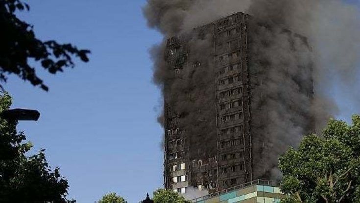 Londra, incendio della Grenfell Tower: alcuni dei pompieri intervenuti malati di cancro