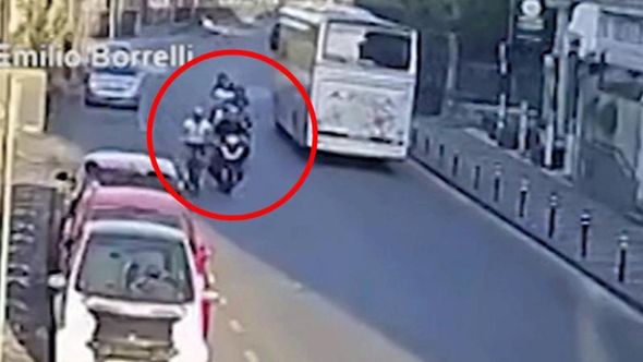 Indignazione a Pompei, due motociclisti spingono a terra un anziano ciclista