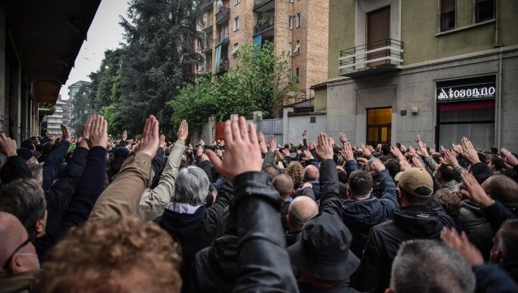 Neofascismo, 800 persone assembrate e saluti romani al presidio per ricordare Sergio Ramelli