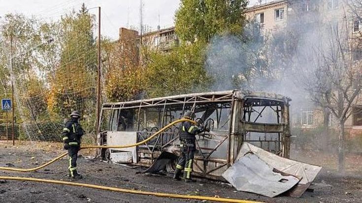 Raid russo a Kramatorsk su due bus, oltre 30 morti. “Volevano uccidere civili”