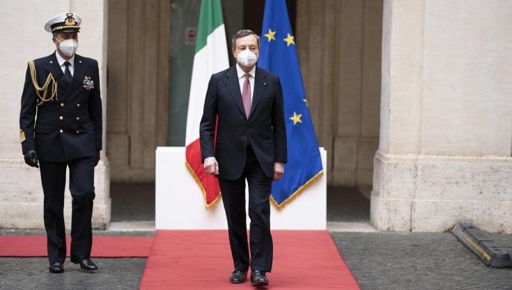 Governo, il messaggio di Biden a Draghi: "Non vedo l'ora di collaborare". I ministri muovono i primi passi. Bianchi: "Al lavoro per scuola in presenza". 