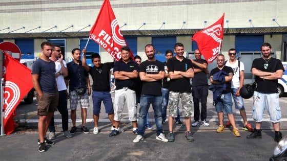 Milano, protesta ai cancelli di Amazon. Picchetto dei driver: "Oggi niente consegne"