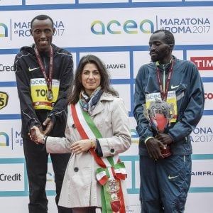 Maratona di Roma, vincono Tola e Chota. A Zanardi l'handbike. Raggi: "Se Milano ci invidia cosa possiamo farci"
