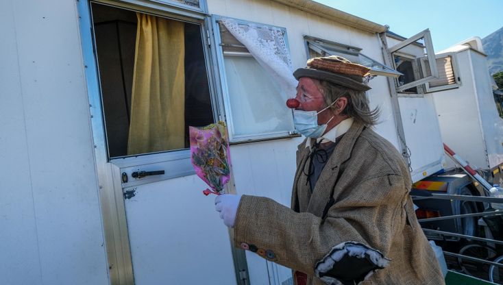 "Vivi pagliaccio", le storie dei circensi durante il lockdown nelle foto di Igor Petyx