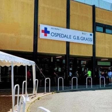 “Fatemi vedere mia madre”: prende a calci e pugni cinque infermieri all’ospedale Grassi di Ostia