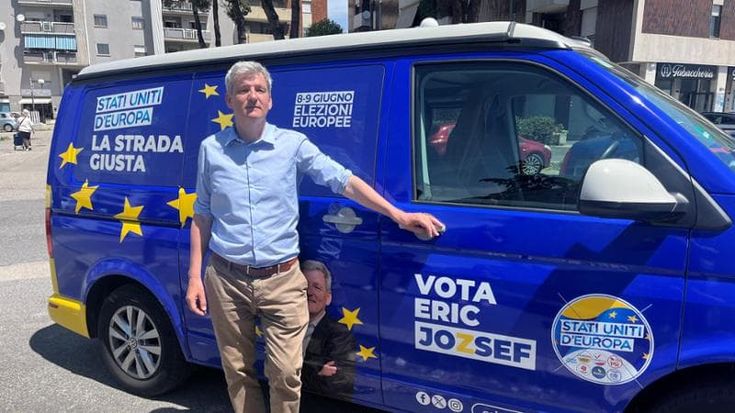 Jozsef l’europeista al mercato di Latina tra meloniani e scettici: “Parliamone”