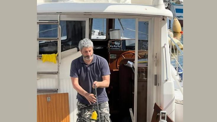Iannone (FdI), raffica di post (con foto) sulla barca di Fico: “Sarebbe questo il gozzetto?”