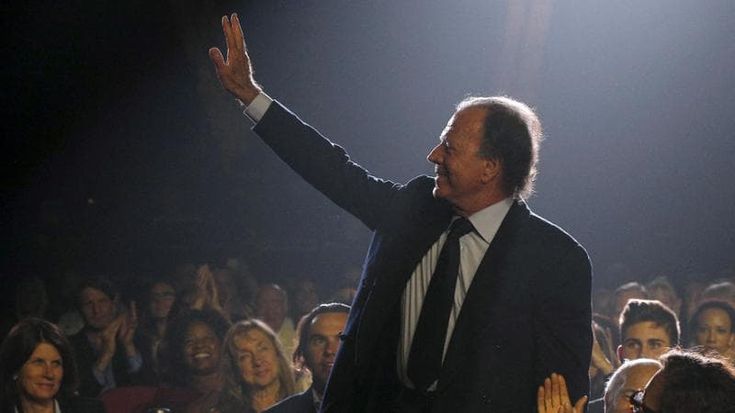 Julio Iglesias si difende sui social dalle accuse di violenze: “Mai abusato di una donna”